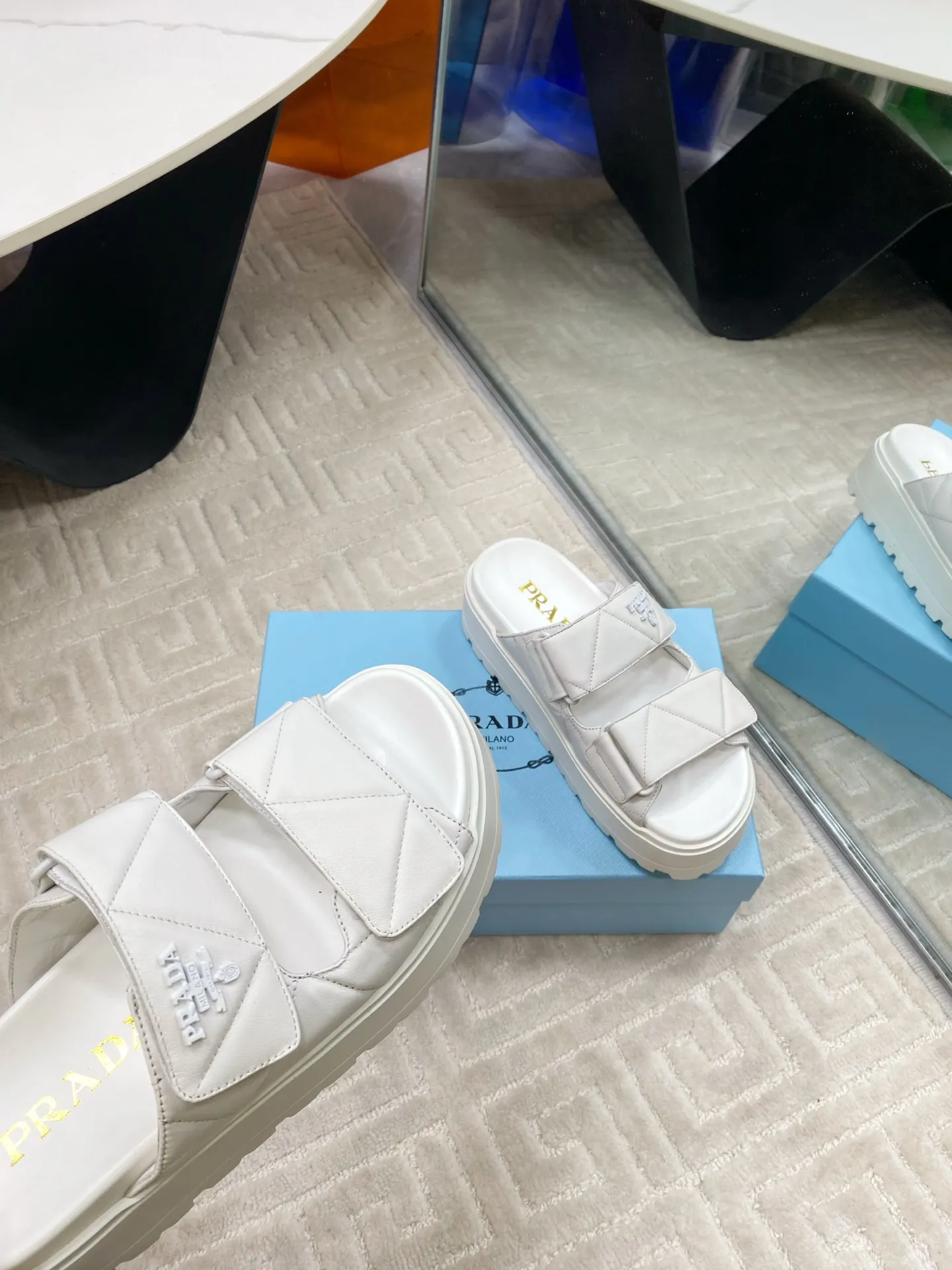 👟👟Ex-factory price 580👟👟 Prada Prada 2025 spring and summer new sandals Roman thick-soled Velcro sandals slippers The latest catwalk style, classic upgrades Comfort and fashionability coexist Each color combination looks good, and the design matches different style needs Upper: Original customized cowhide Lining: Original customized sheepskin lining, cowhide Foot pads Outsole: Original open-molded anti-slip outsole Shoe size: 35-40